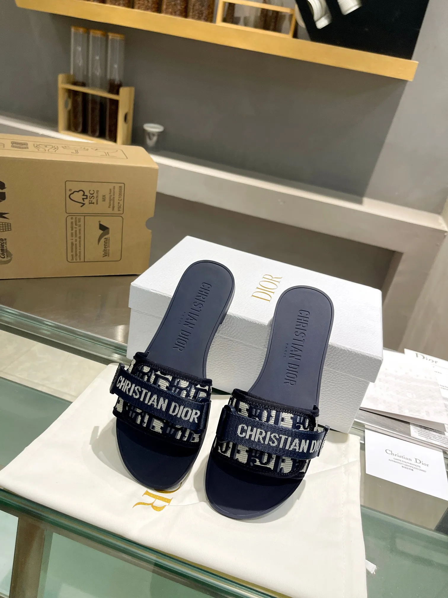 👟👟Ex-factory price 360👟👟 Women's Shoes Women's Clothing Dior Dior 2024 latest Velcro buckle sandals series new colors! A perfect replica of the original version. The most popular color matching fabric has a strong sense of layering. The original molded high-end TPU outsole (not ordinary rubber) is very comfortable and easy to walk. The upper materials are all customized from the original version, and the 3D electric embroidered three-dimensional cloth surface is very versatile. A must-have for lazy people in summer, sizes 35-39 (40 41 42 customized)